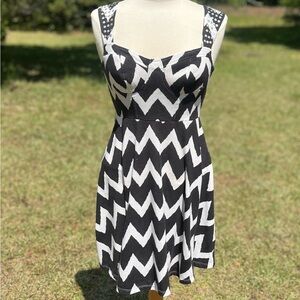 Love, Fire Black & White Chevron Striped Sleeveless Midi Dress Size Small